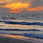 Edificio acceso directo al mar primera linea de playa 2 habitaciones