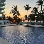 Edificio acceso directo al mar primera linea de playa 2 habitaciones